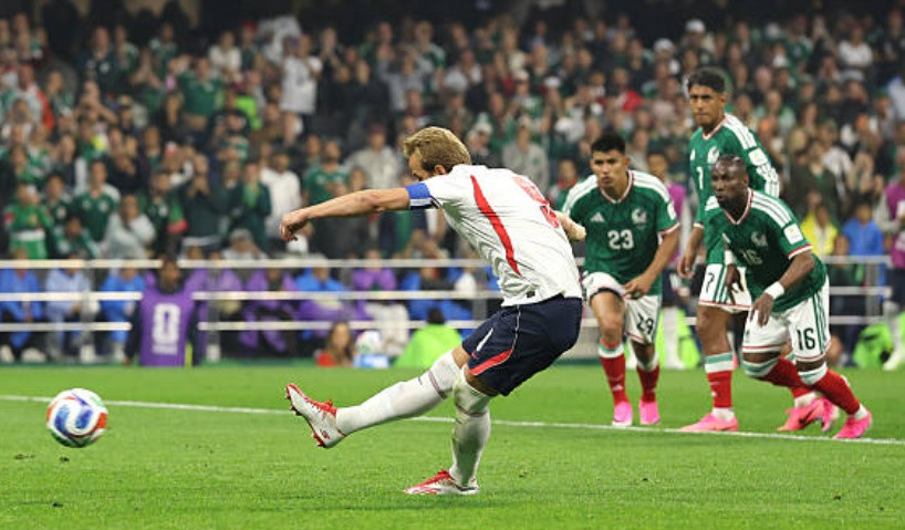 Harry Kane thực hiện quả phạt đền trong trận gặp Mexico