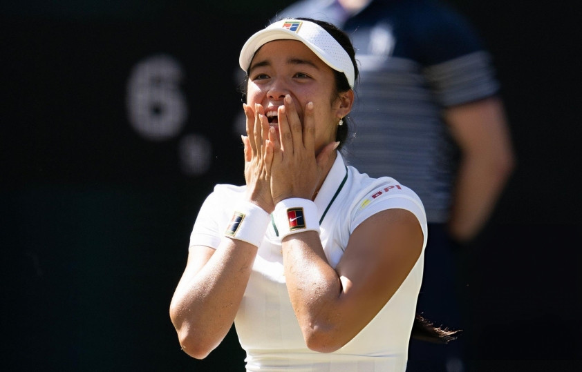 Alexandra Eala ăn mừng chiến thắng lịch sử trước Iga Swiatek tại Wimbledon 2026
