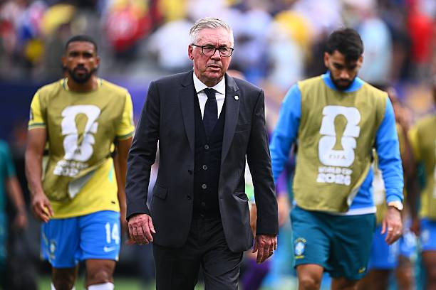 HLV Carlo Ancelotti trên băng ghế chỉ đạo trong trận thua Na Uy.