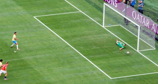 Bruno Guimaraes đá hỏng quả penalty quan trọng trước Na Uy.