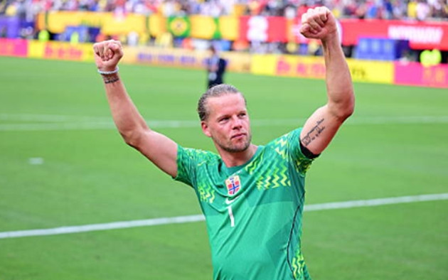Thủ môn Orjan Nyland cản phá penalty xuất sắc giúp Na Uy giữ sạch lưới trong hiệp một.