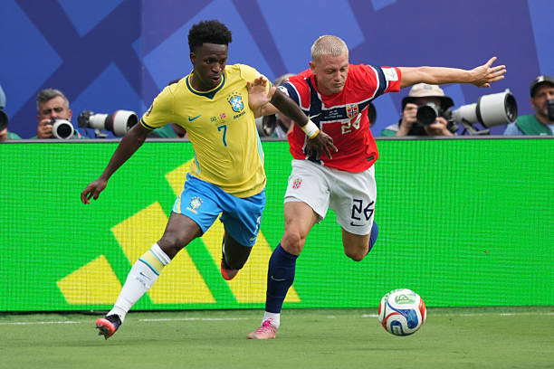 Trận đấu giữa Brazil và Na Uy tại vòng 16 đội World Cup.