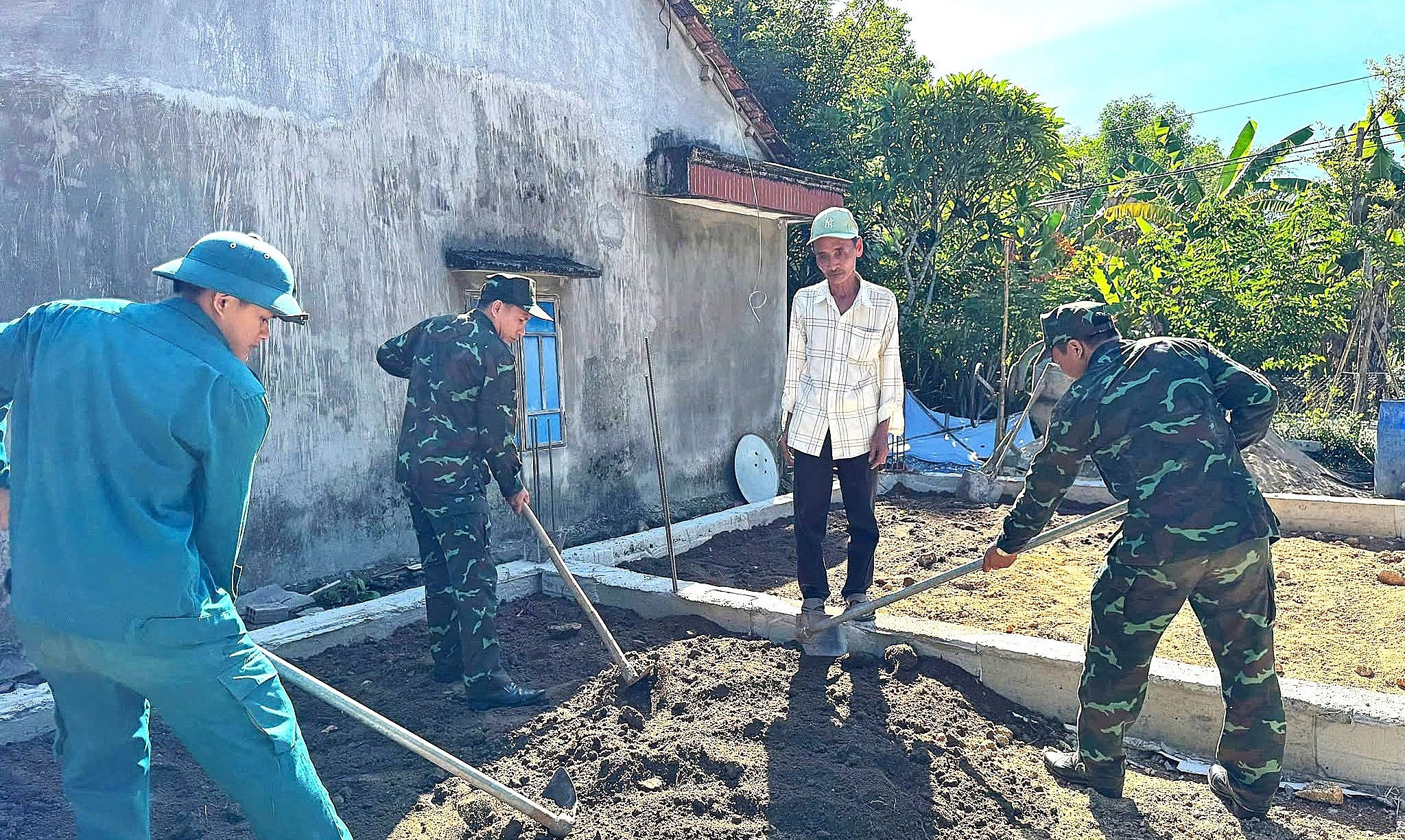 Lực lượng dân quân xã Nông Sơn hỗ trợ gia đình chính sách sửa chữa nhà ở. Ảnh: MINH THÔNG