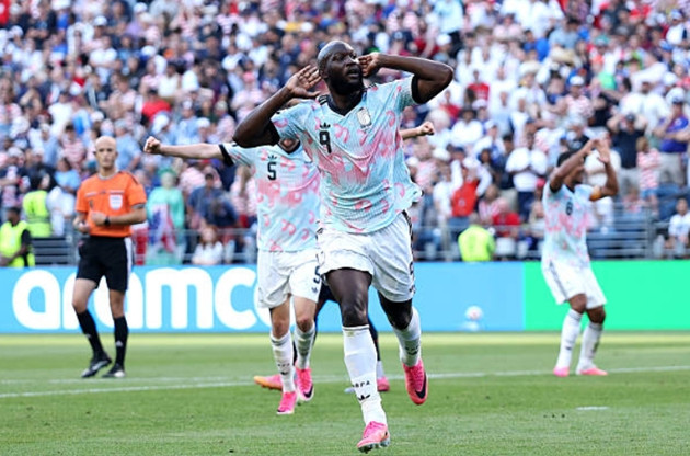 Lukaku tận dụng thành công sai lầm của hàng phòng ngự đội tuyển Mỹ. (Ảnh: Getty Images)