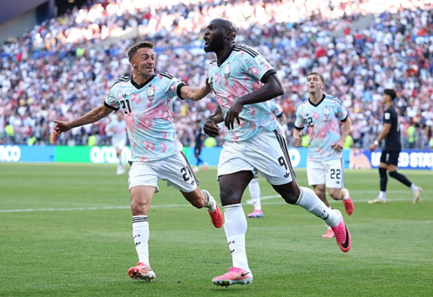Romelu Lukaku dứt điểm ghi bàn thắng thứ tư cho đội tuyển Bỉ.