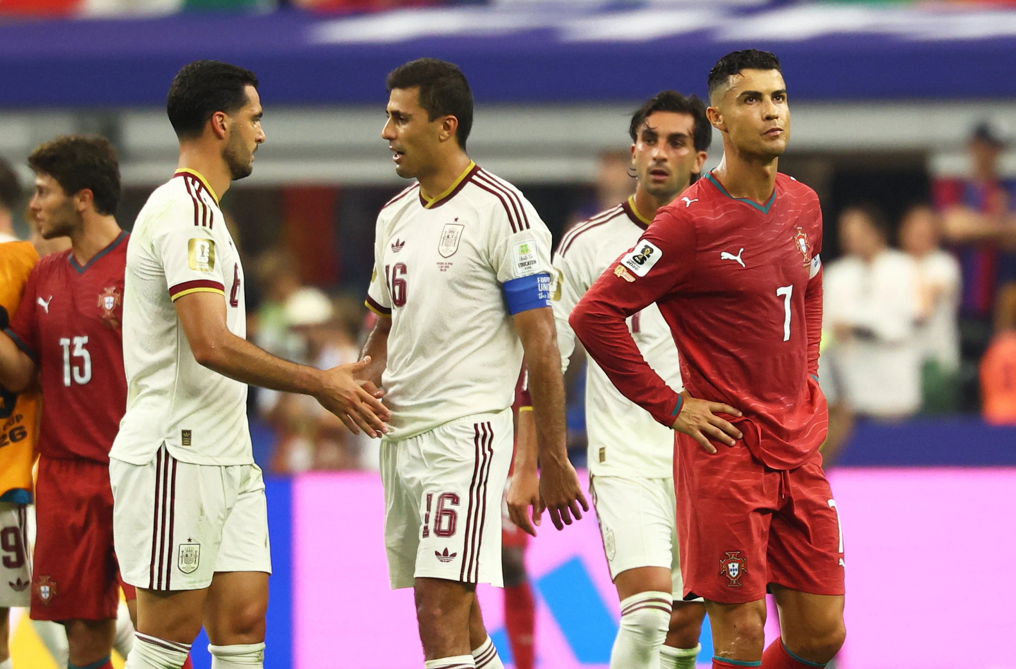 Ronaldo và các đồng đội thất vọng sau bàn thua
