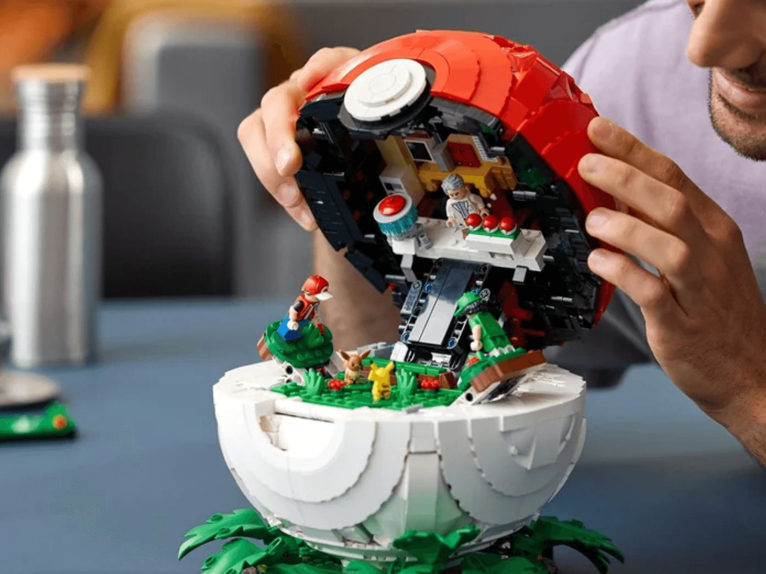 Bộ LEGO Pokémon 72154 với quả cầu Poké Ball khổng lồ chứa mô hình diorama bên trong