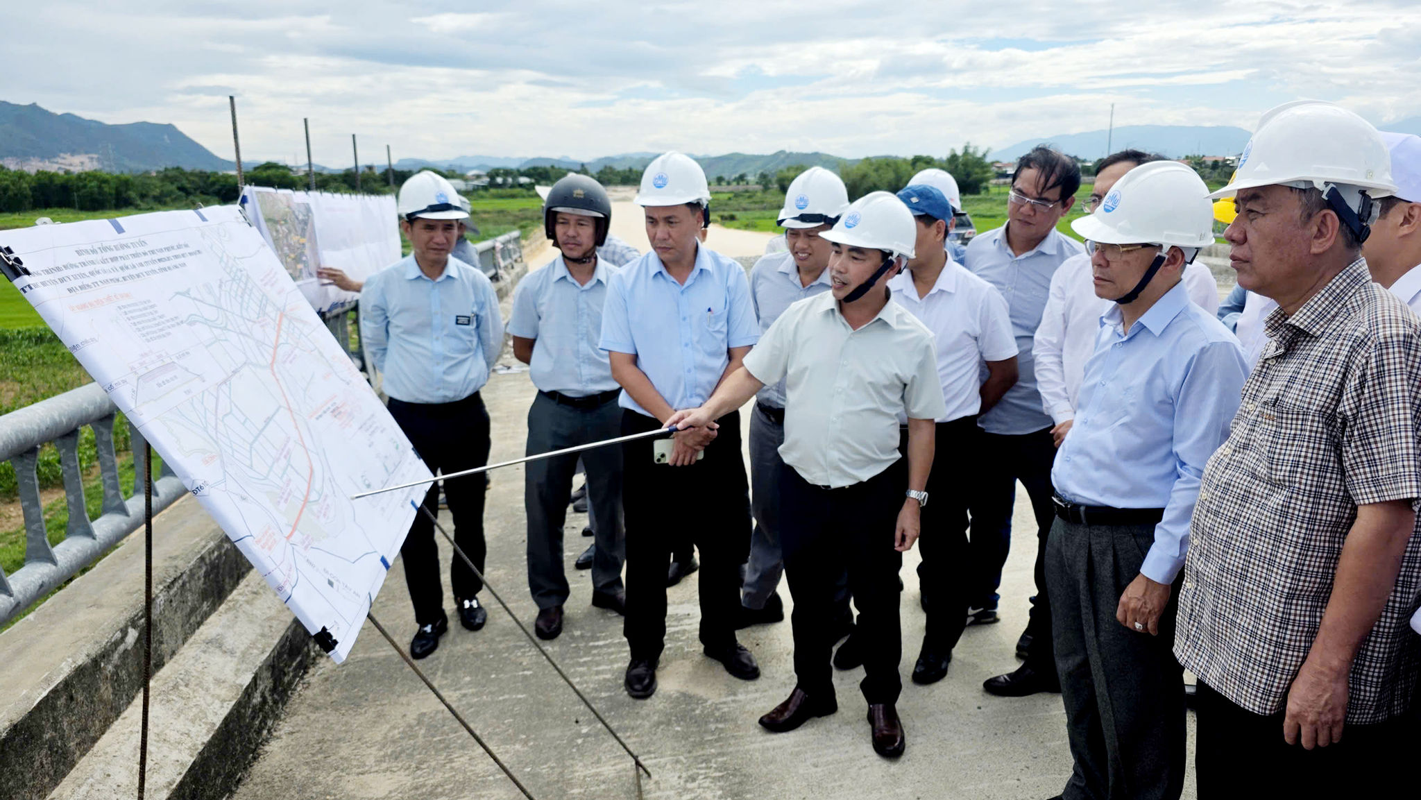 Chủ tịch HĐND thành phố Nguyễn Đức Dũng và Phó Chủ tịch HĐND thành phố Trần Xuân Vinh kiểm tra dự án cầu Tây An 1, cầu Tây An 2, xã Nam Phước. Ảnh: TRỌNG HUY
