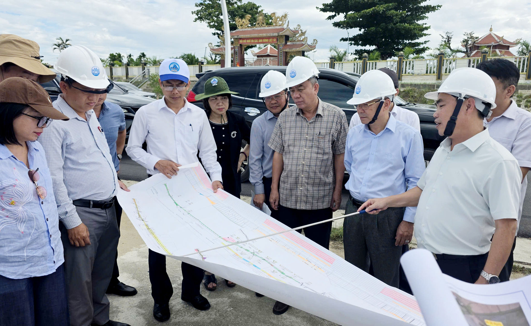Đoàn công tác khảo sát thực tế cầu Sông Thu và cầu An Bình. Ảnh: TRỌNG HUY