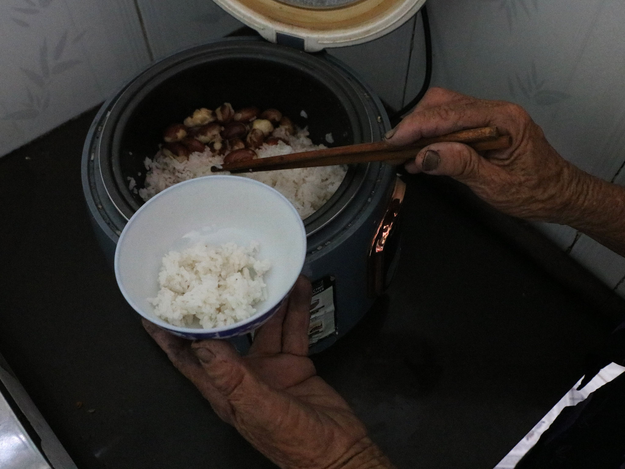 Nồi cơm xới hạt mít thơm lừng nhưng chỉ một đôi đũa, một chén cơm, một người ăn. Ảnh: THÚY HIỀN