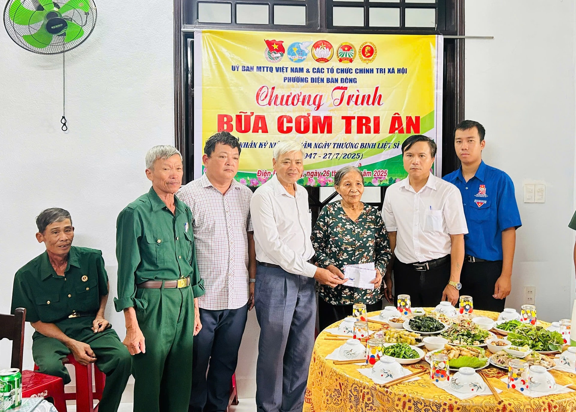 Bữa cơm nghĩa tình tại nhà Anh hùng LLVTND Đặng Thị Én là dịp để các thế hệ cùng quây quần, tri ân những người đã hy sinh tuổi xuân cho hòa bình hôm nay. Ảnh: THÚY HIỀN