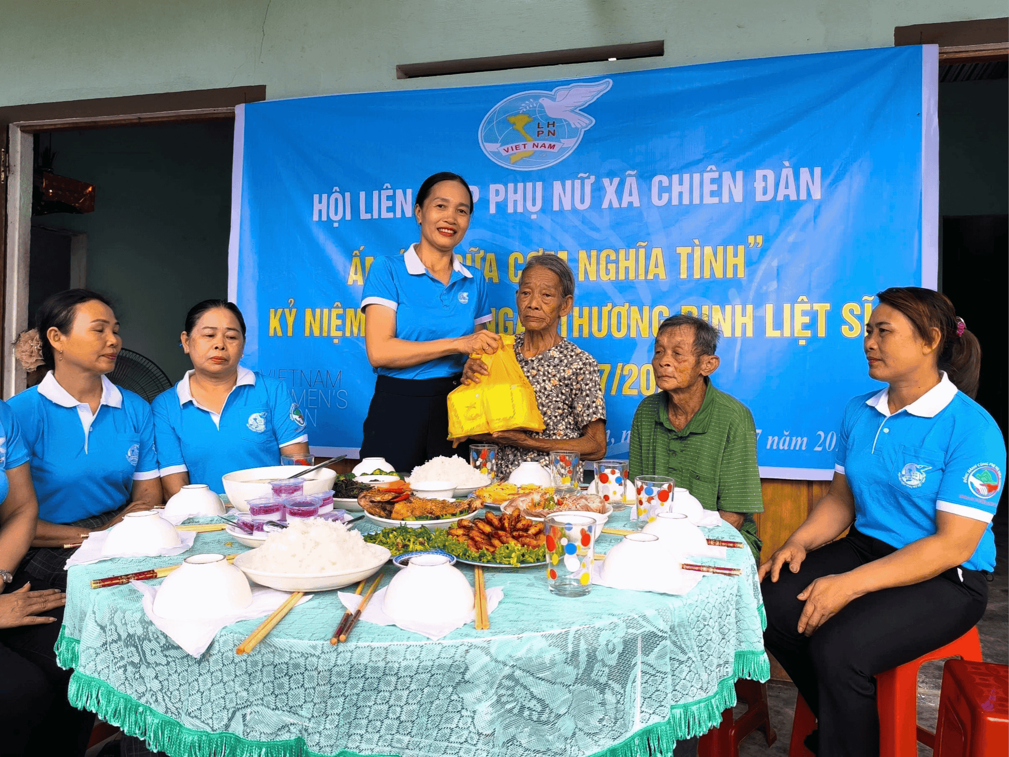 Những bữa cơm nghĩa tình do Hội LHPN xã Chiên Đàn tổ chức dành cho các gia đình có công không chỉ mang đến sự sẻ chia mà còn góp phần lan tỏa đạo lý “Uống nước nhớ nguồn” trong cộng đồng. Ảnh: THÚY HIỀN