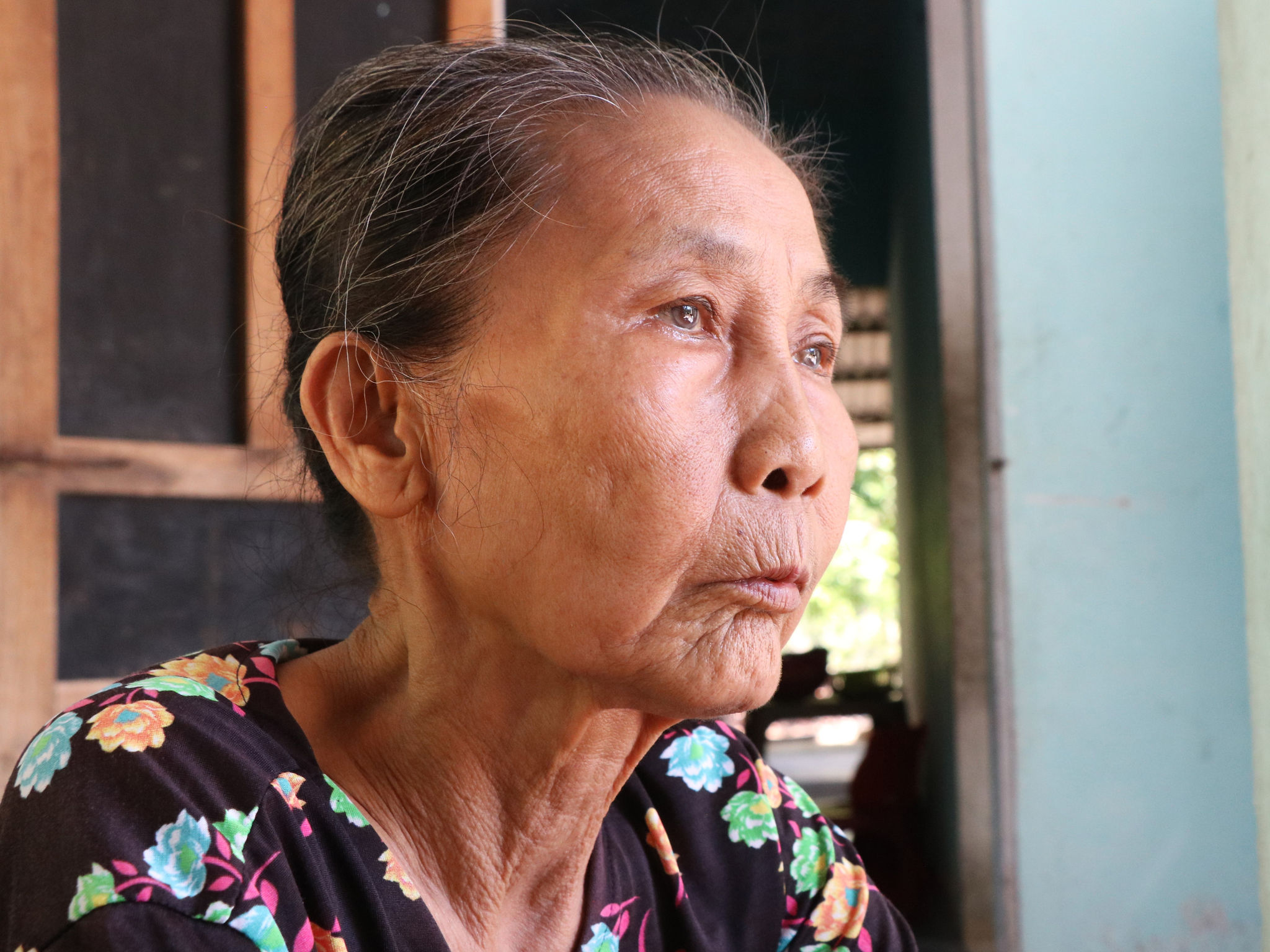 Ánh mắt bà Nguyễn Thị Thu chùng xuống, ngấn lệ khi hồi tưởng những ngày bị giam cầm, tra tấn và chứng kiến đồng đội hy sinh ngay trước mắt. Ảnh: THÚY HIỀN
