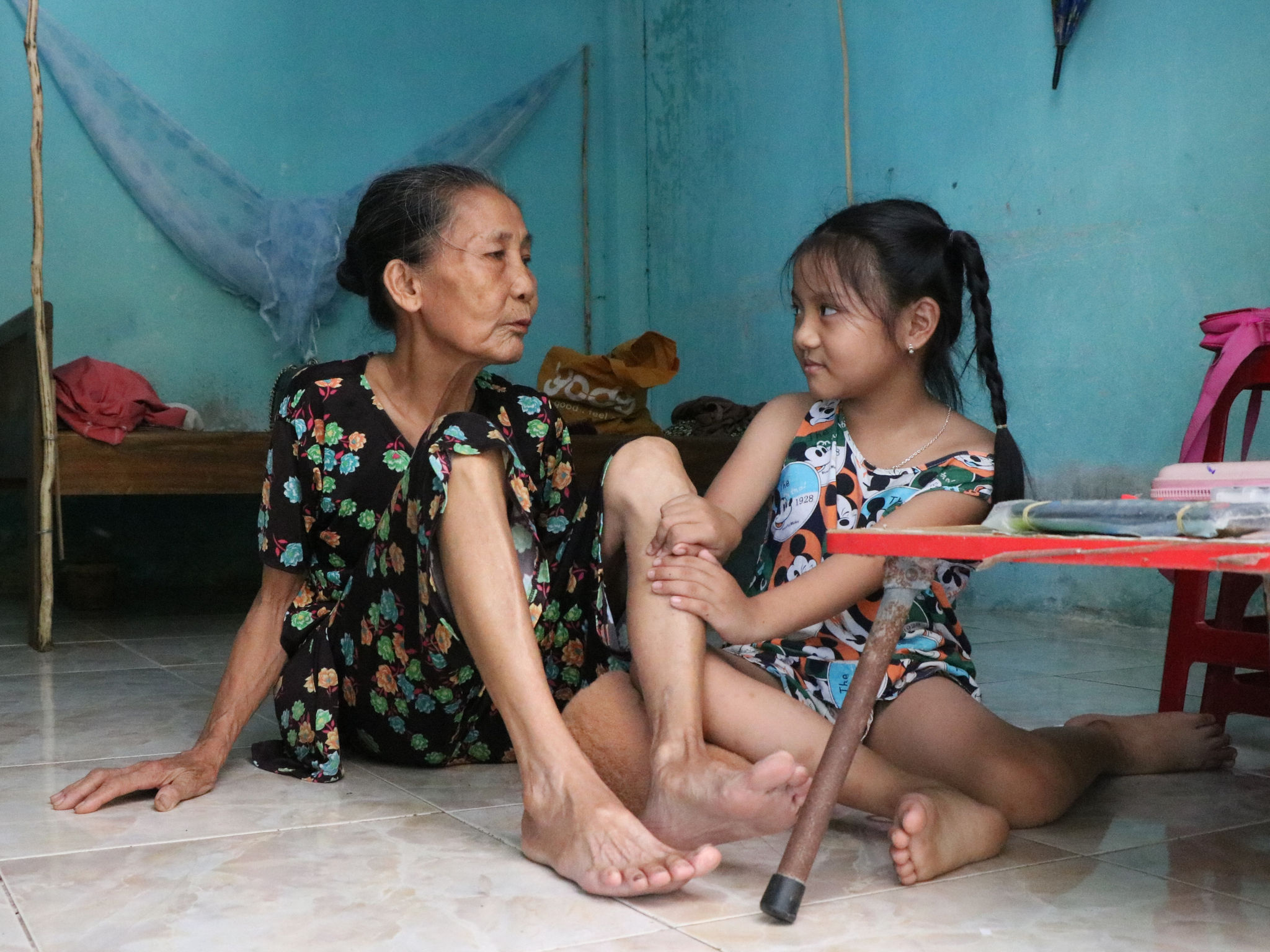 Tiếng cười hồn nhiên của đứa cháu nhỏ những ngày nghỉ hè mang đến sự rộn ràng, ấm áp cho ngôi nhà của bà Thu. Ảnh: THÚY HIỀN