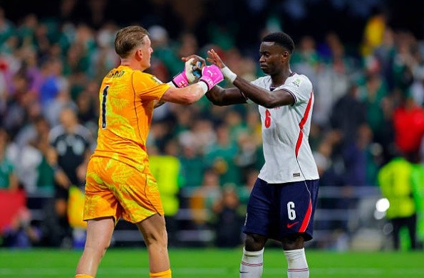 Jordan Pickford chỉ đạo hàng phòng ngự tuyển Anh