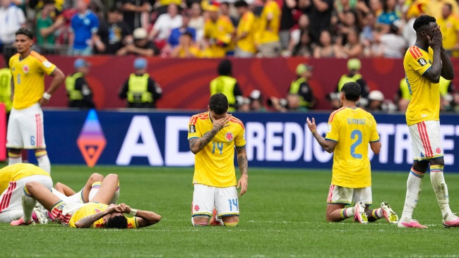 Các cầu thủ Colombia gục ngã sau loạt sút luân lưu đầy nghiệt ngã.