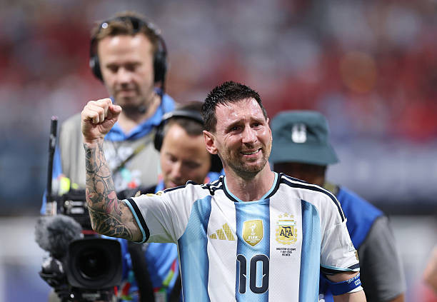 Lionel Messi xúc động sau khi giúp Argentina vượt qua vòng 1/8 World Cup.