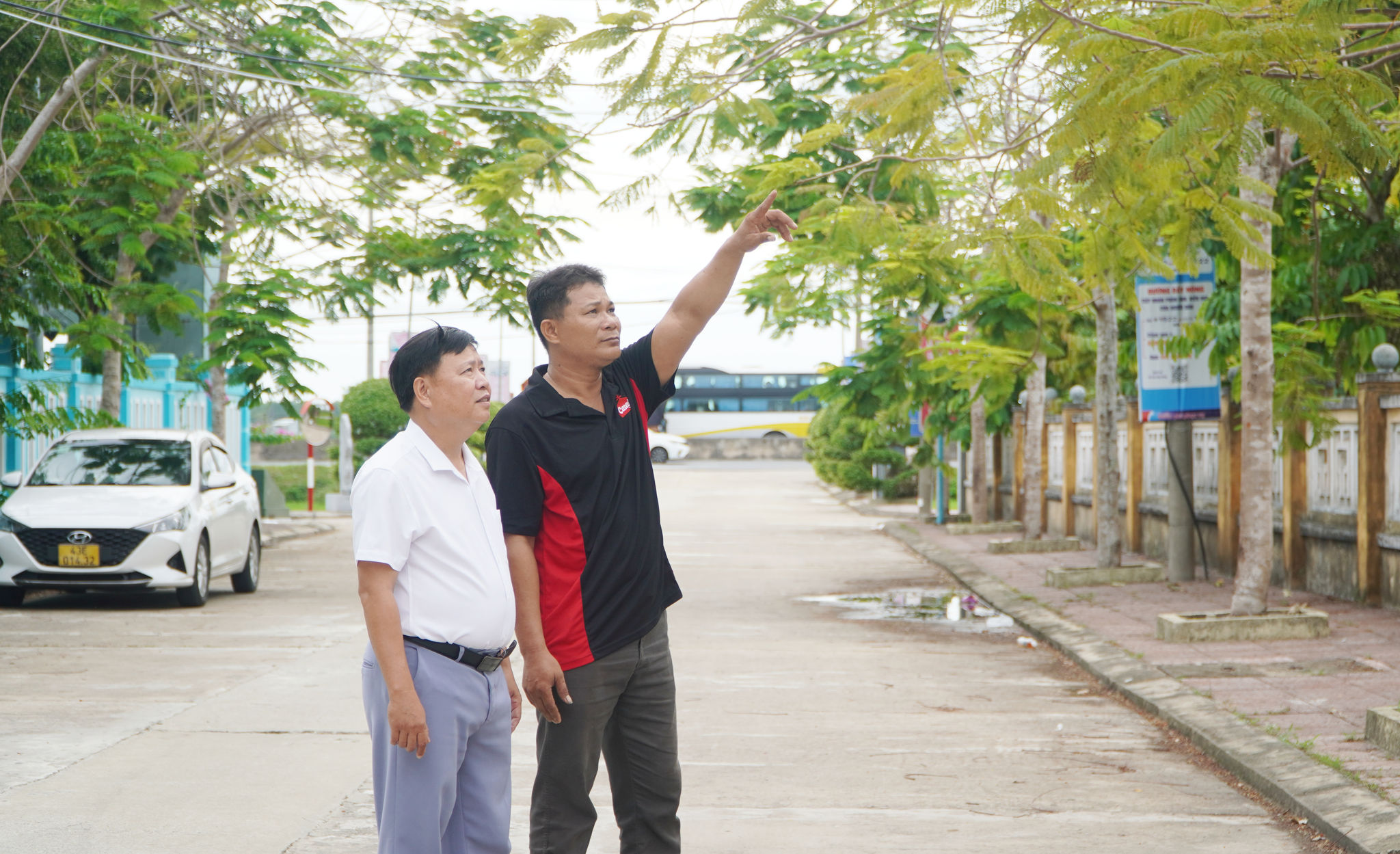 Ông Trần Nỹ (bên phải) được kỳ vọng sẽ hỗ trợ cho chính quyền xã Xuân Phú triển khai các dự án phát triển tại thôn Mộc Bài