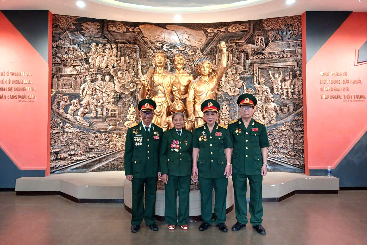 Anh hùng LLVTND Đặng Thị Én cùng đồng đội trở lại nhà lao Hội An, nơi bà từng bị địch giam giữ, tra tấn. Ảnh: THÚY HIỀN 