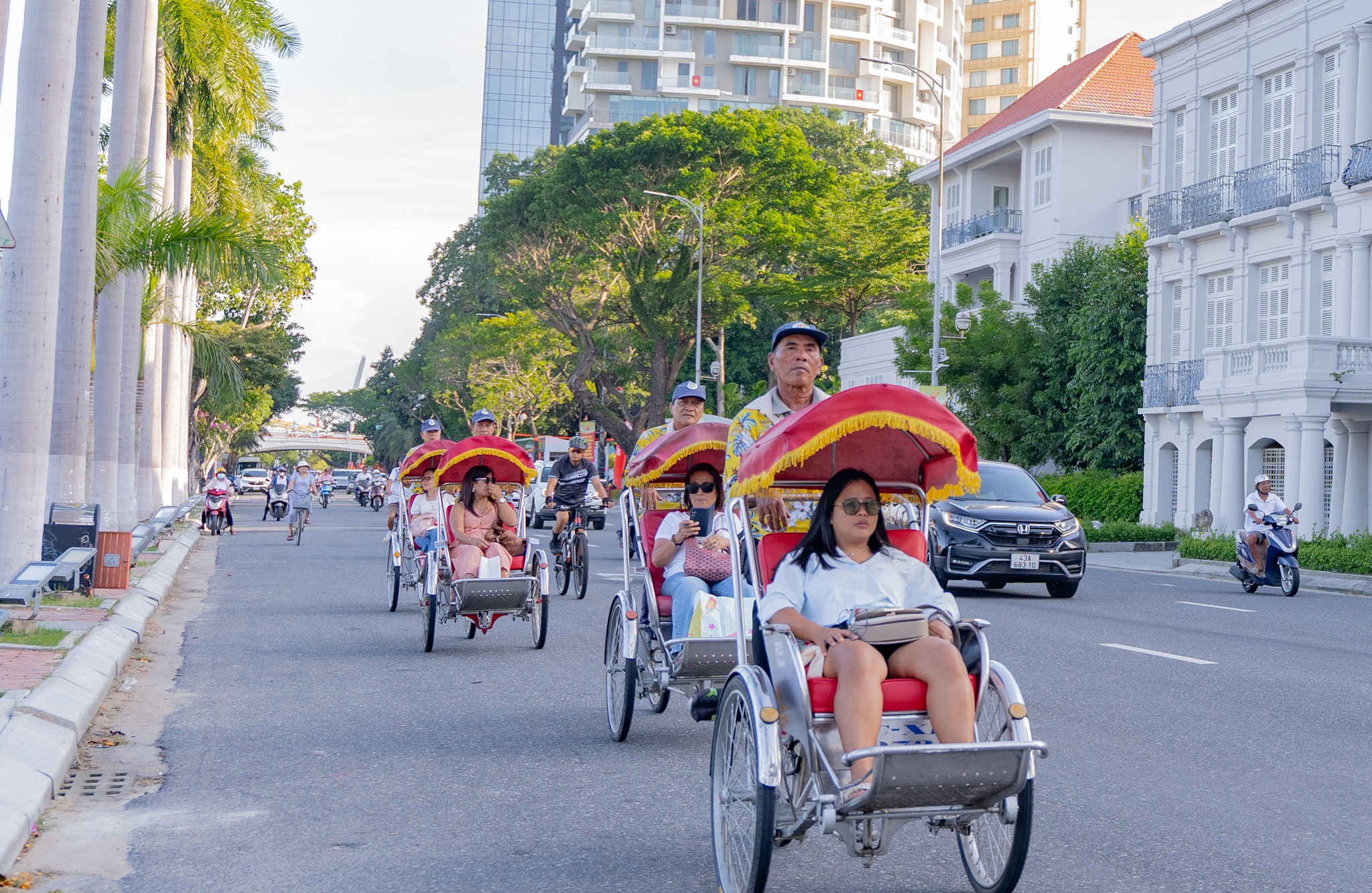 Du khách trải nghiệm xích lô