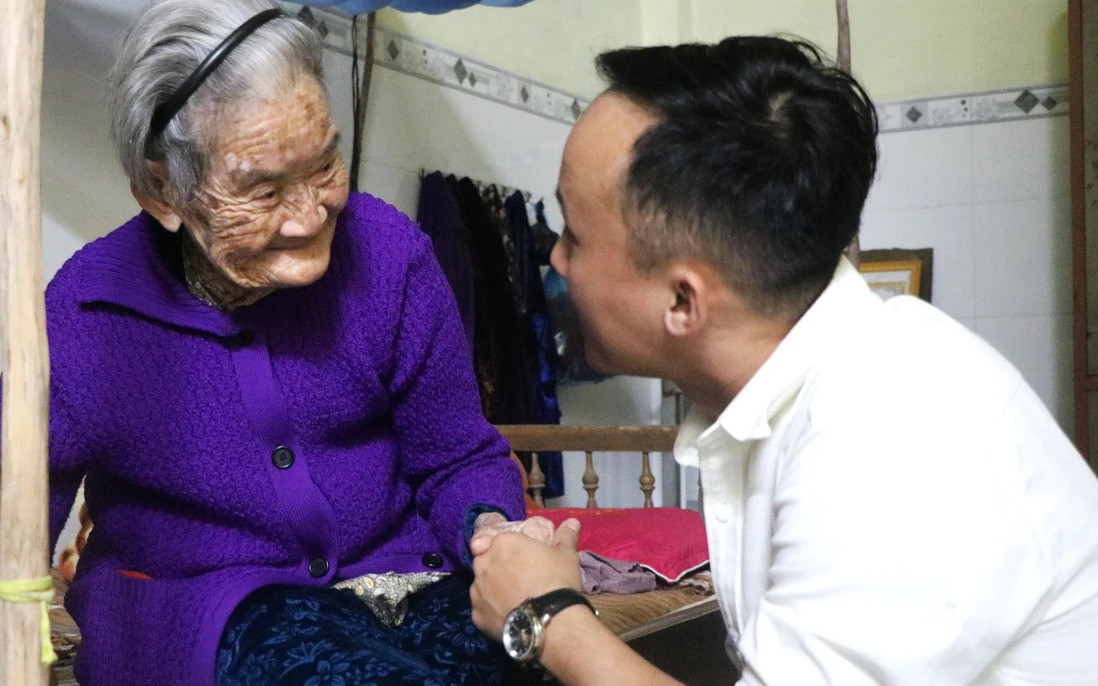 Mỗi dịp Tết đến xuân về hay ngày Thương binh - Liệt sĩ, những đoàn viên, thanh niên lại ghé thăm, ngồi nghe những câu chuyện một thời khói lửa, cống hiến quên mình cho Tổ quốc của những người có công, những gia đình chính sách neo đơn. Ảnh: THÚY HIỀN