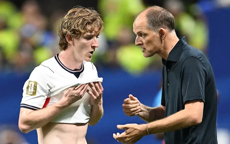 HLV Thomas Tuchel chỉ đạo các học trò trên sân tập