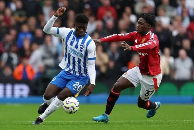 Tiền vệ Carlos Baleba trong màu áo Brighton là mục tiêu chuyển nhượng hàng đầu của MU.