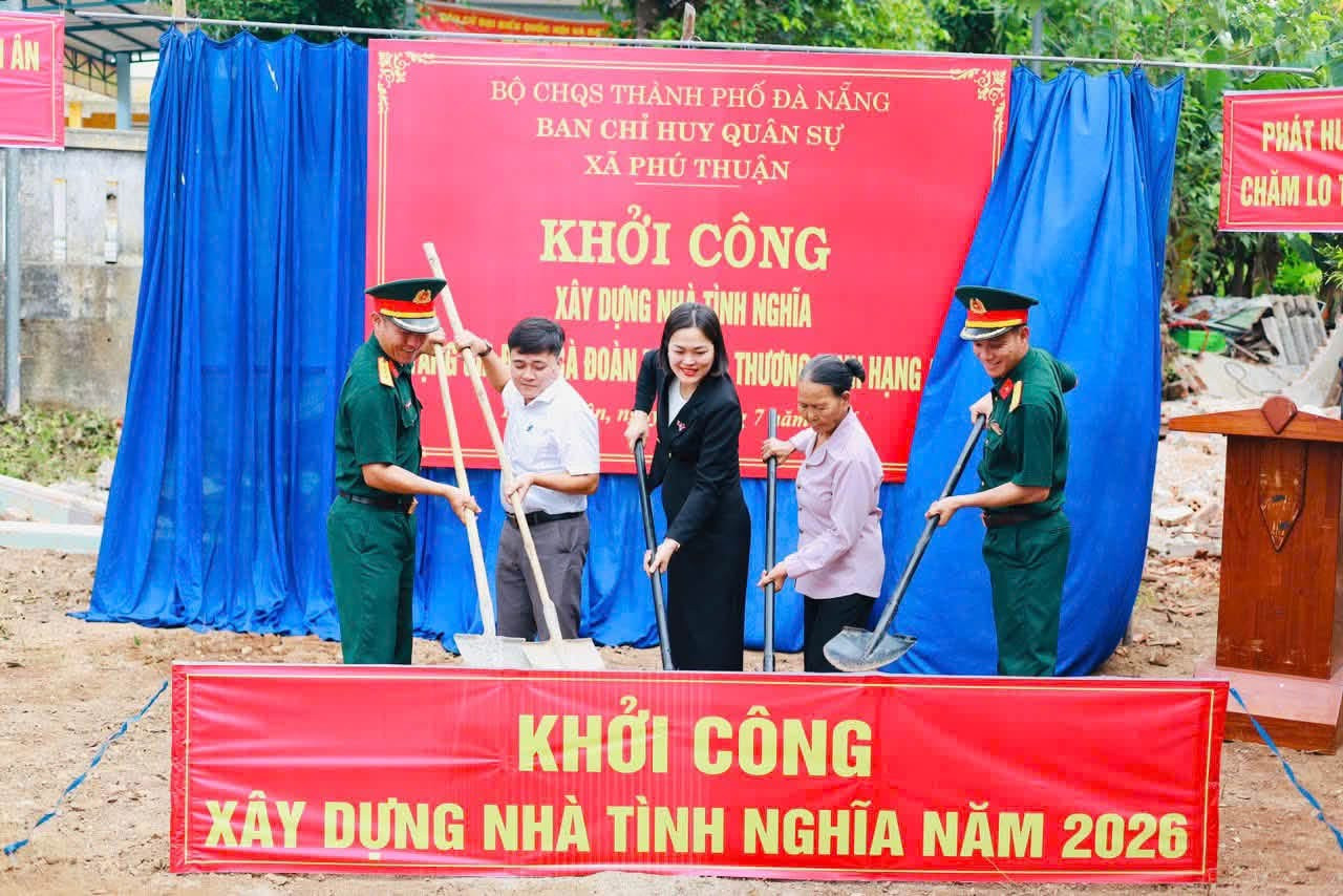 UBND xã Phú Thuận phối hợp Ban Chỉ huy Quân sự xã tổ chức lễ khởi công xây dựng nhà tình nghĩa cho hộ bà Đoàn Thị Mai. Ảnh: ĐVCC