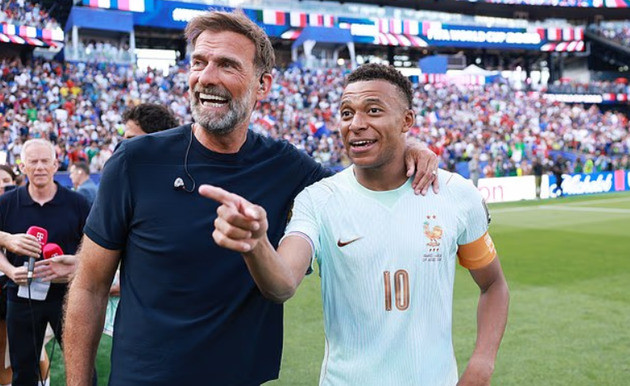 Klopp chúc mừng Mbappe sau khi tuyển Pháp có vé vào Bán kết. Ảnh: Getty.