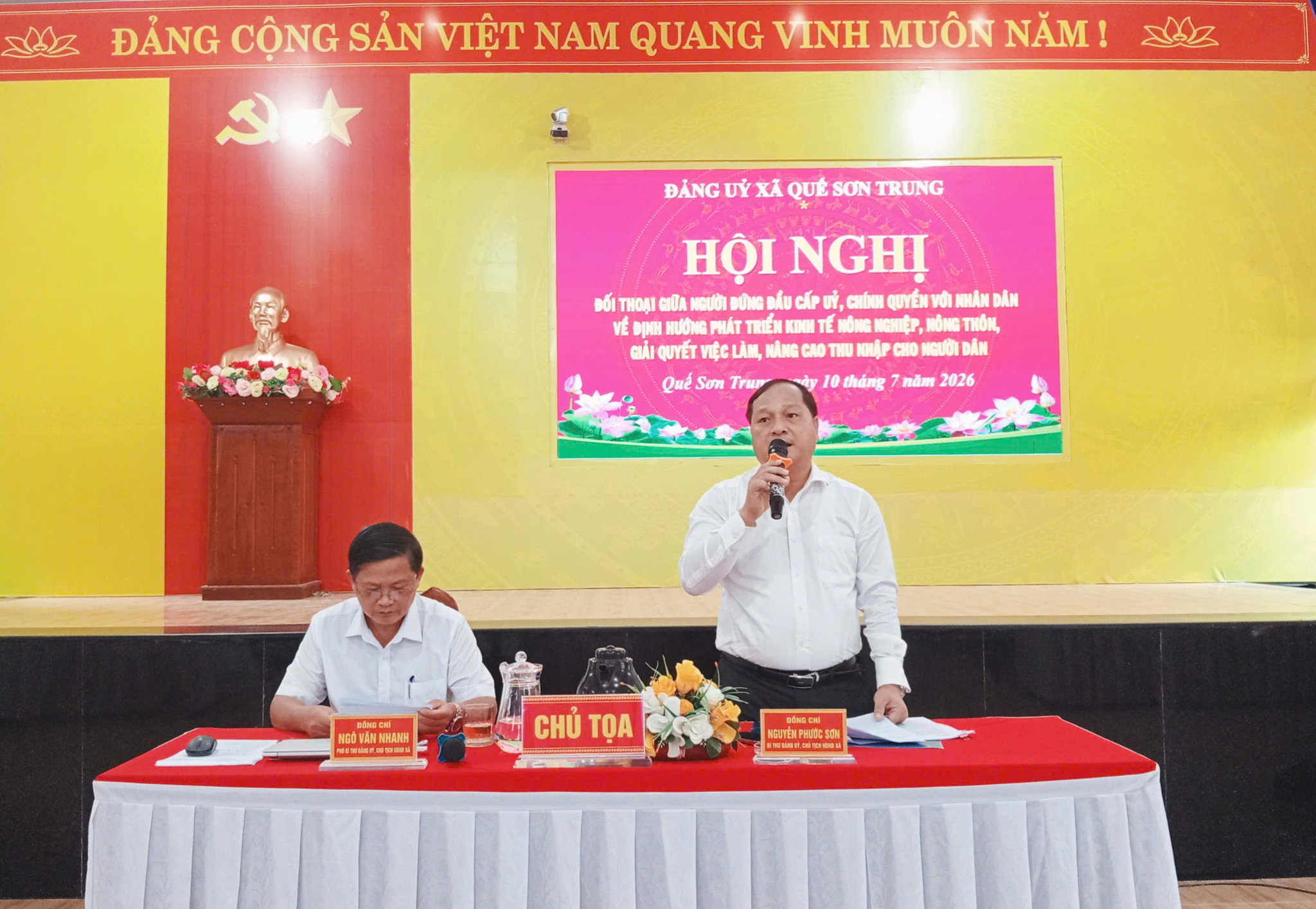 lãnh đạo xã đối thoại