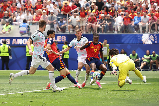 Mikel Merino ăn mừng bàn thắng quyết định đưa Tây Ban Nha vào bán kết.