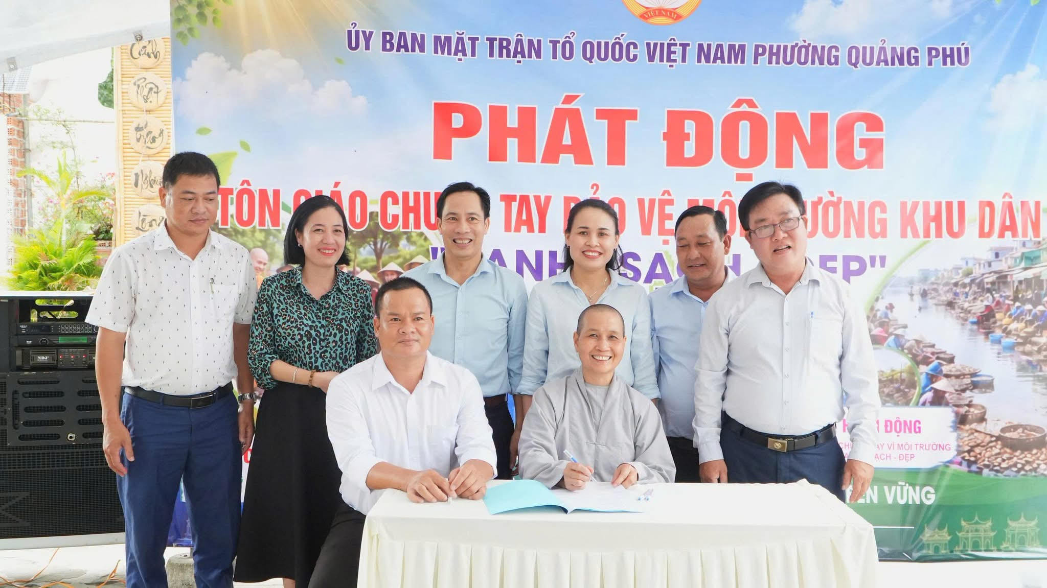 Phường Quảng Phú ra mắt mô hình “Tôn giáo chung tay bảo vệ môi trường - Khu dân cư xanh, sạch, đẹp”. Ảnh: ĐVCC