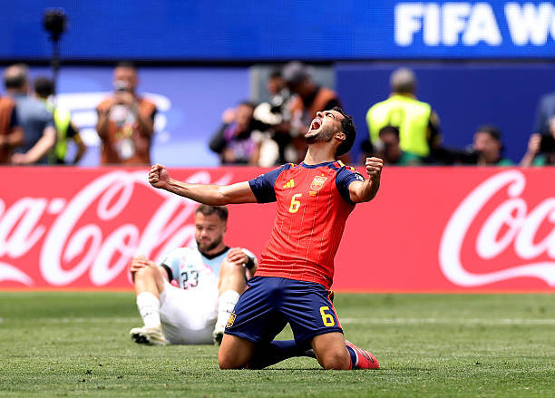 Mikel Merino ăn mừng bàn thắng quyết định đưa Tây Ban Nha vào bán kết.
