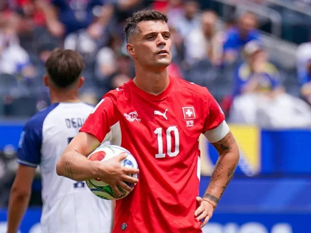 Granit Xhaka đối đầu với hàng tiền vệ Argentina