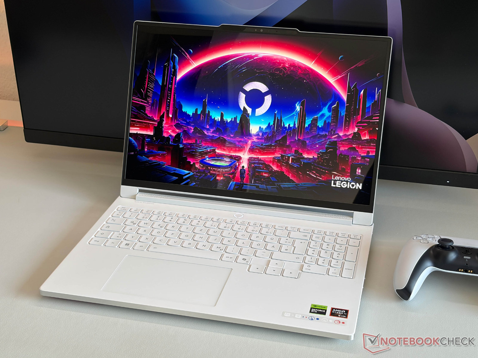 Laptop Lenovo Legion 7 16AGP11 trang bị GeForce RTX 5070 và 12 GB VRAM