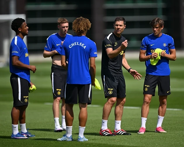 Xabi Alonso trao đổi cùng Cole Palmer và các cầu thủ trẻ trên sân tập
