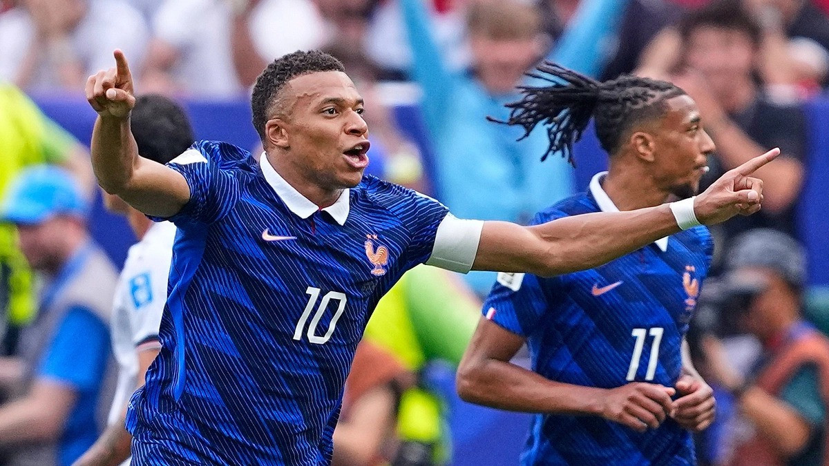 Kylian Mbappe ăn mừng bàn thắng quan trọng vào lưới Morocco