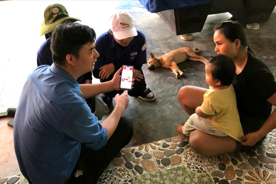 Tuổi trẻ xã Thạnh Bình “đi từng ngõ, gõ từng nhà” hỗ trợ người dân chuyển đổi số. Ảnh: ĐVCC