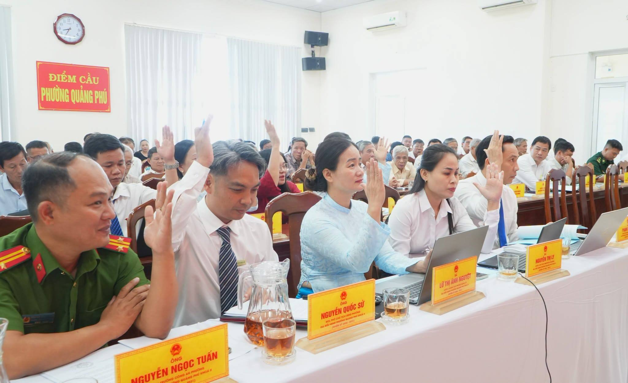 Các đại biểu tham gia biểu quyết thông qua Nghị quyết sắp xếp thôn, khối phố trên địa bàn phường Quảng Phú. Ảnh: QUANG SƠN