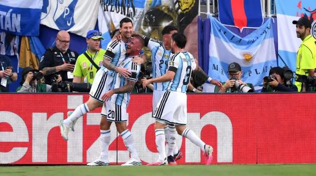 Lionel Messi điều tiết lối chơi của Argentina dù không còn duy trì cường độ di chuyển cao.