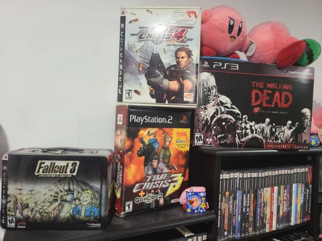 Bộ sưu tập đĩa game PlayStation xếp trên kệ
