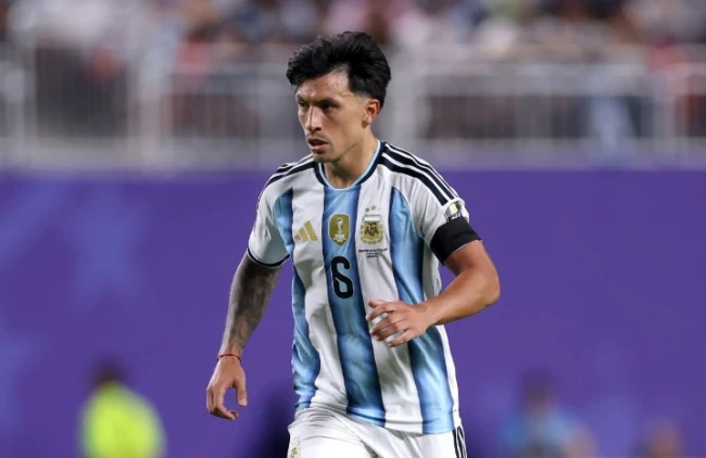 Trung vệ Lisandro Martinez trong một pha cản phá quyết liệt tại World Cup 2026.