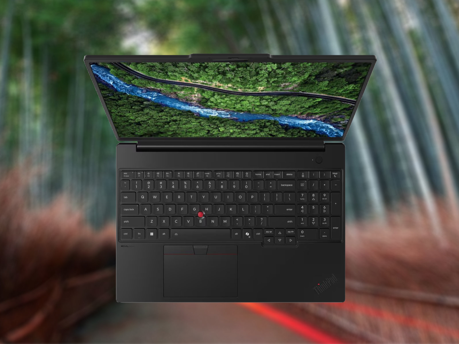 Lenovo ThinkPad P16s Gen 5 AMD sở hữu cấu hình mạnh mẽ trong khung máy nặng chưa đầy 2 kg.