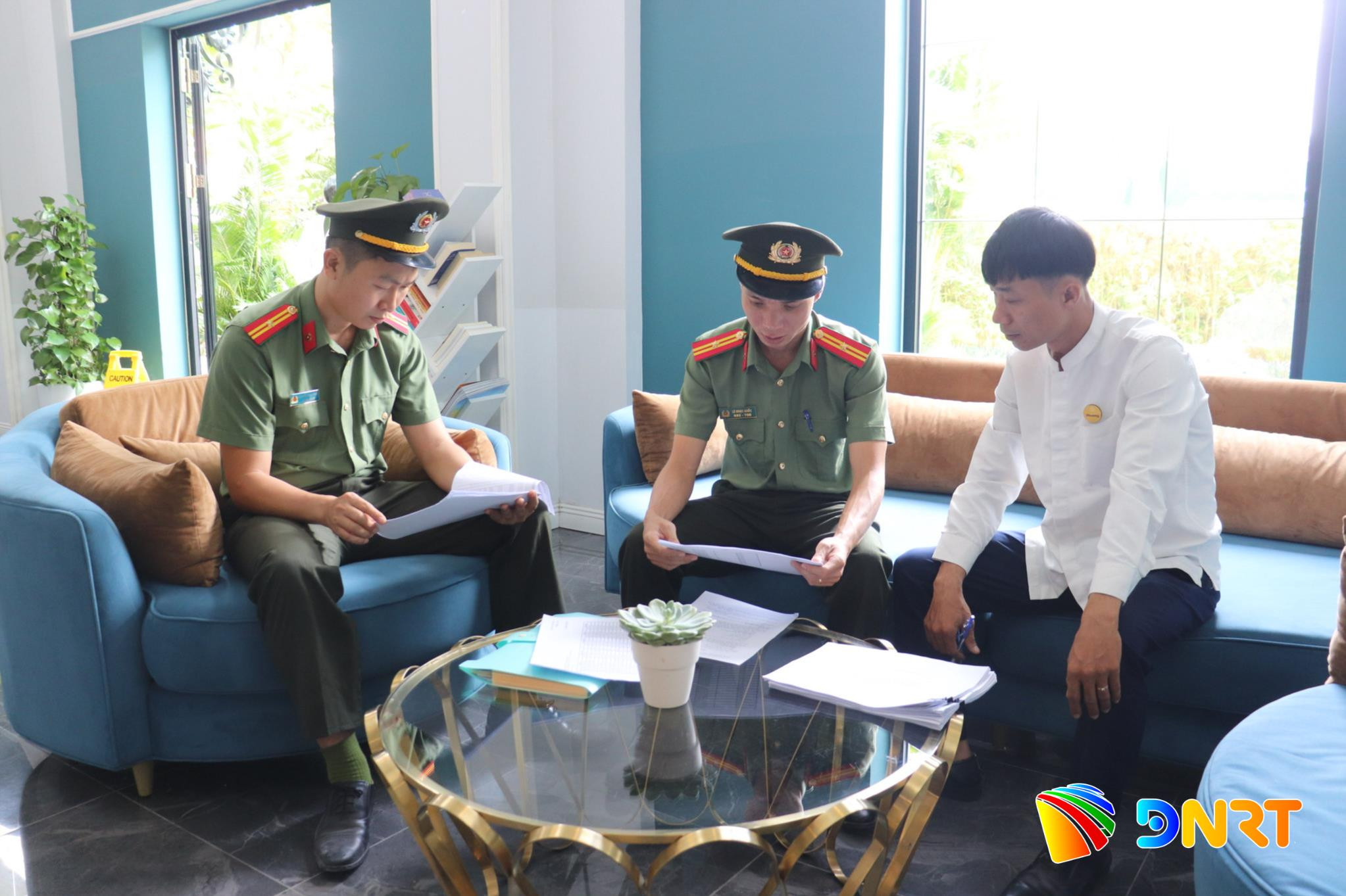 Công an phường Hội An tổ chức kiểm tra các cơ sở lưu trú trên địa bàn. Ảnh: KHÁNH NGÂN