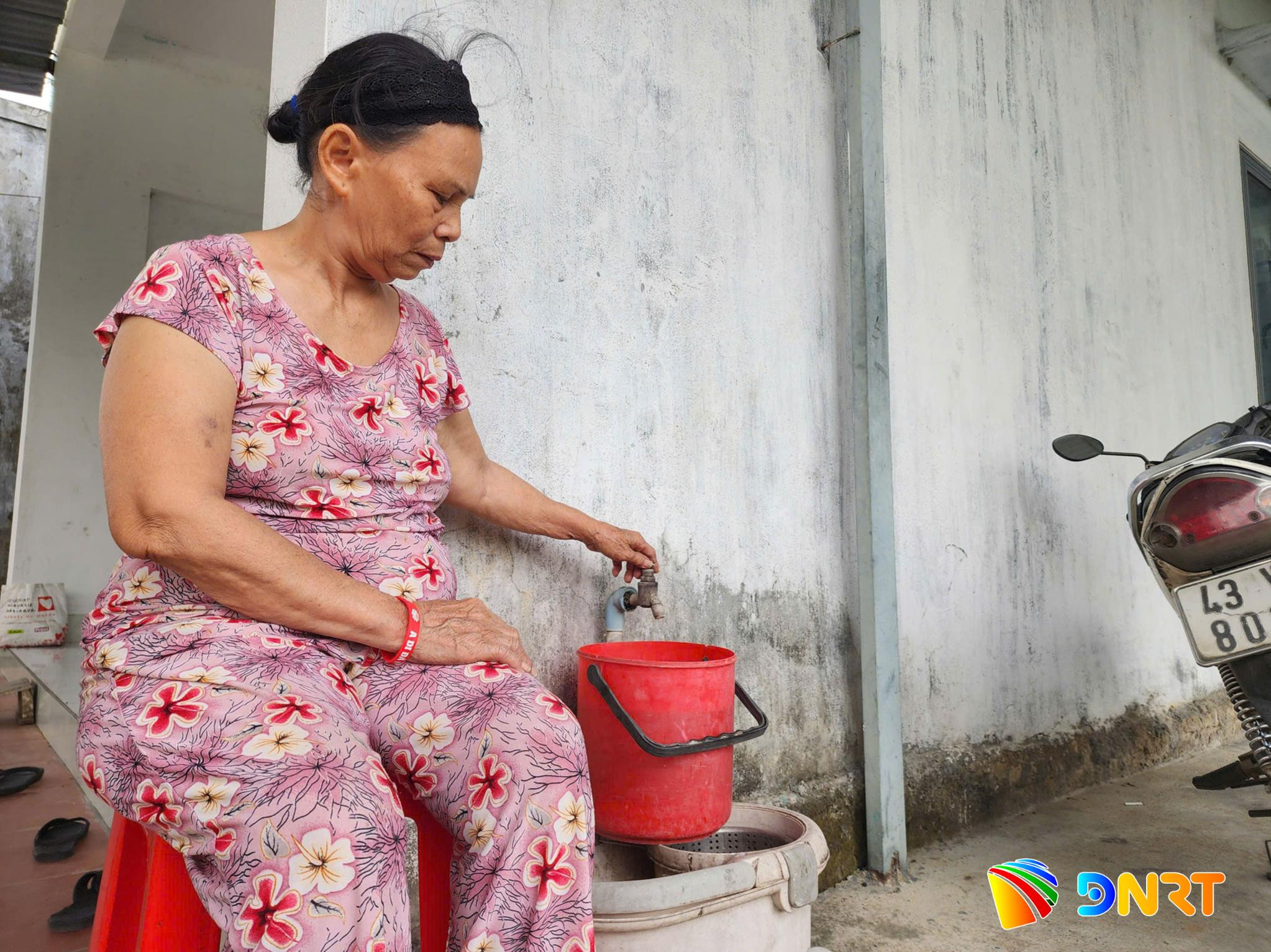 Bà Trần Thị Hồng thiếu nước