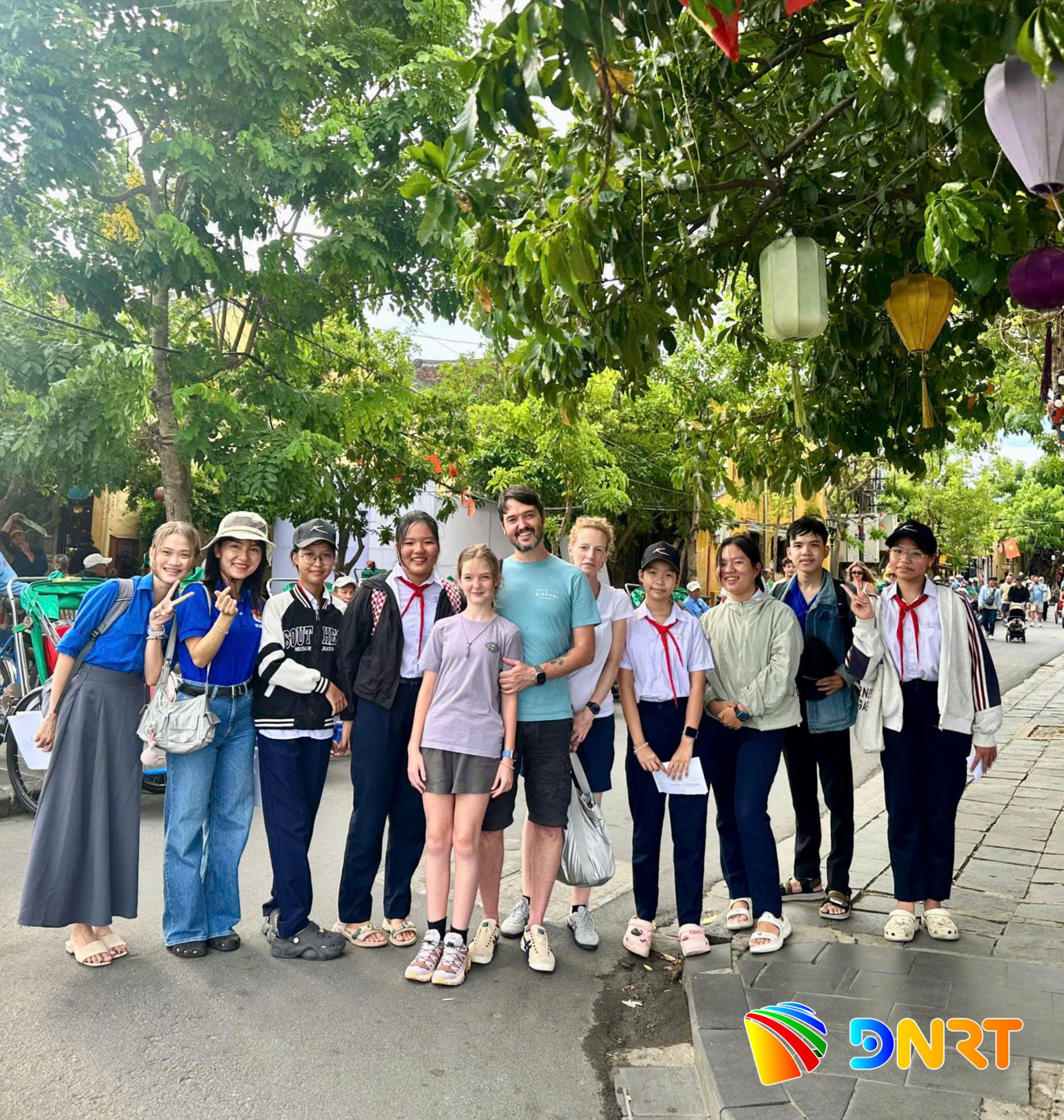 Em Hồ Đồng Diệu Châu (thứ tư từ trái sang) chụp ảnh lưu niệm cùng người bạn Isabella (Ý) và gia đình. Ảnh: THU HƯƠNG