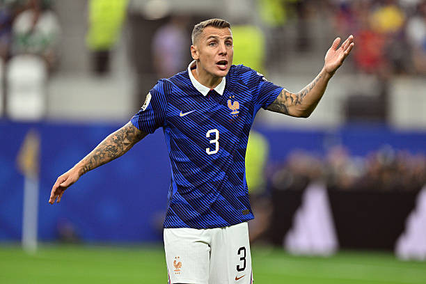 Lucas Digne mắc sai lầm dẫn đến quả phạt đền cho Tây Ban Nha