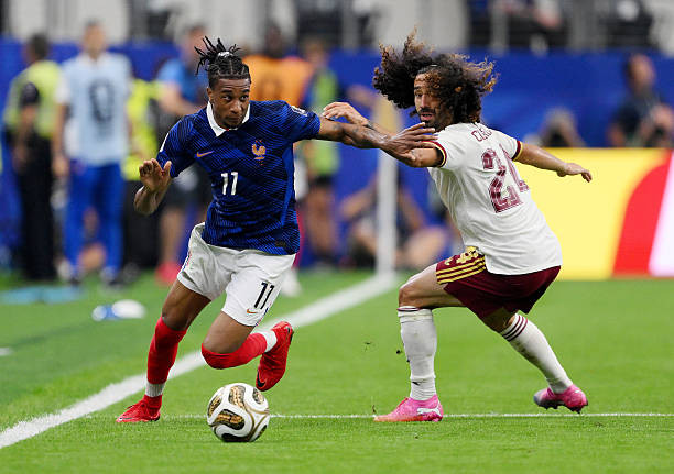 Marc Cucurella vô hiệu hóa các mũi tấn công biên của đội tuyển Pháp