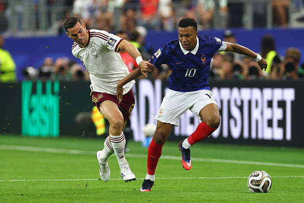 Fabian Ruiz đóng vai trò kết nối lối chơi ở hàng tiền vệ Tây Ban Nha