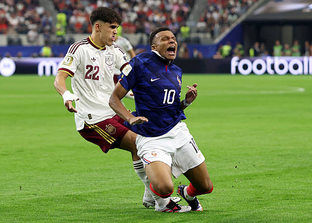 Trung vệ trẻ Pau Cubarsi thi đấu chững chạc trong trận bán kết World Cup